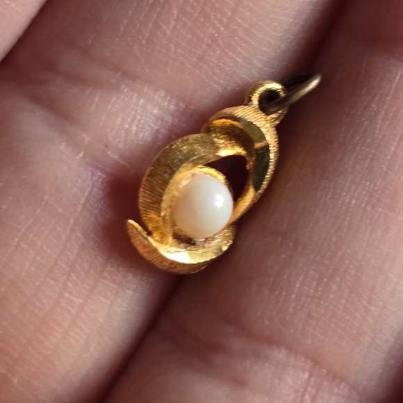 Vintage pendant charm gold tone white ball small dainty - Picture 3 of 6